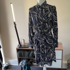 Ann Taylor Navy Blue with White and Olive Leaf 🍃 Print Long Sleeve Dress